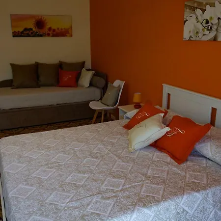 Holiday home Flower's *